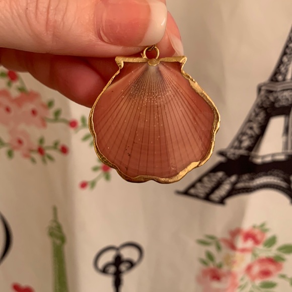 Vintage shell charm with gold border - Picture 1 of 7